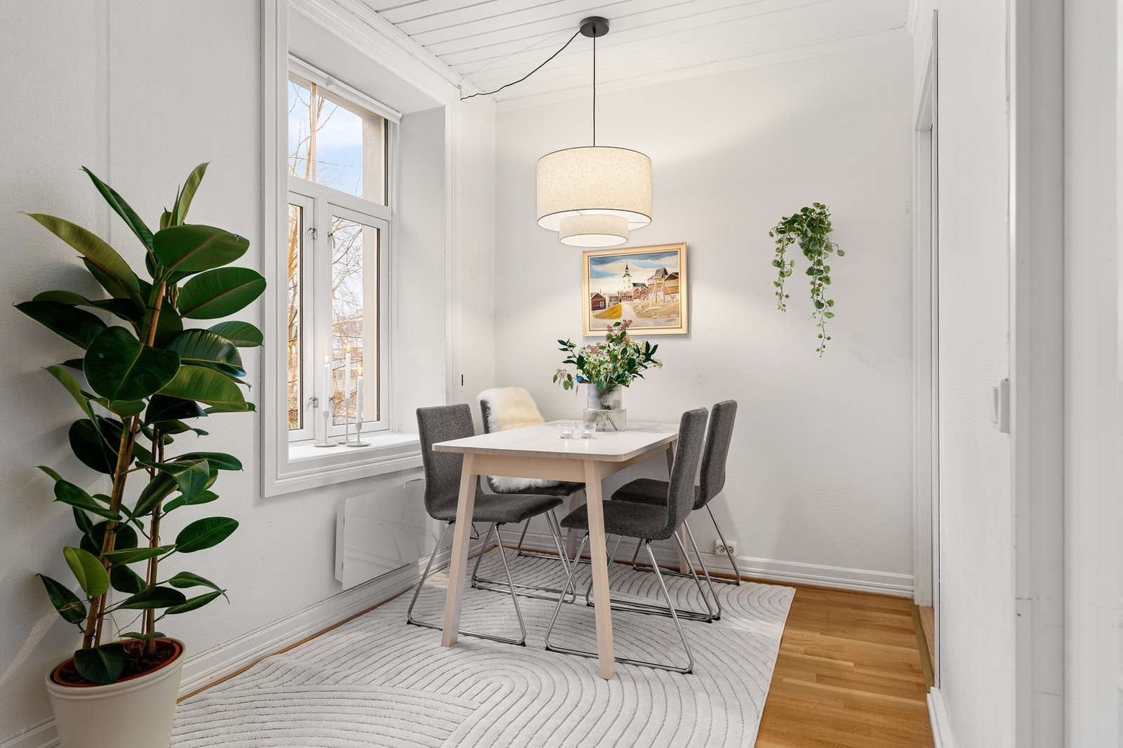 Felleskostnader er på kr 2 500,- inkludert TV/bredbånd. Galleribilde