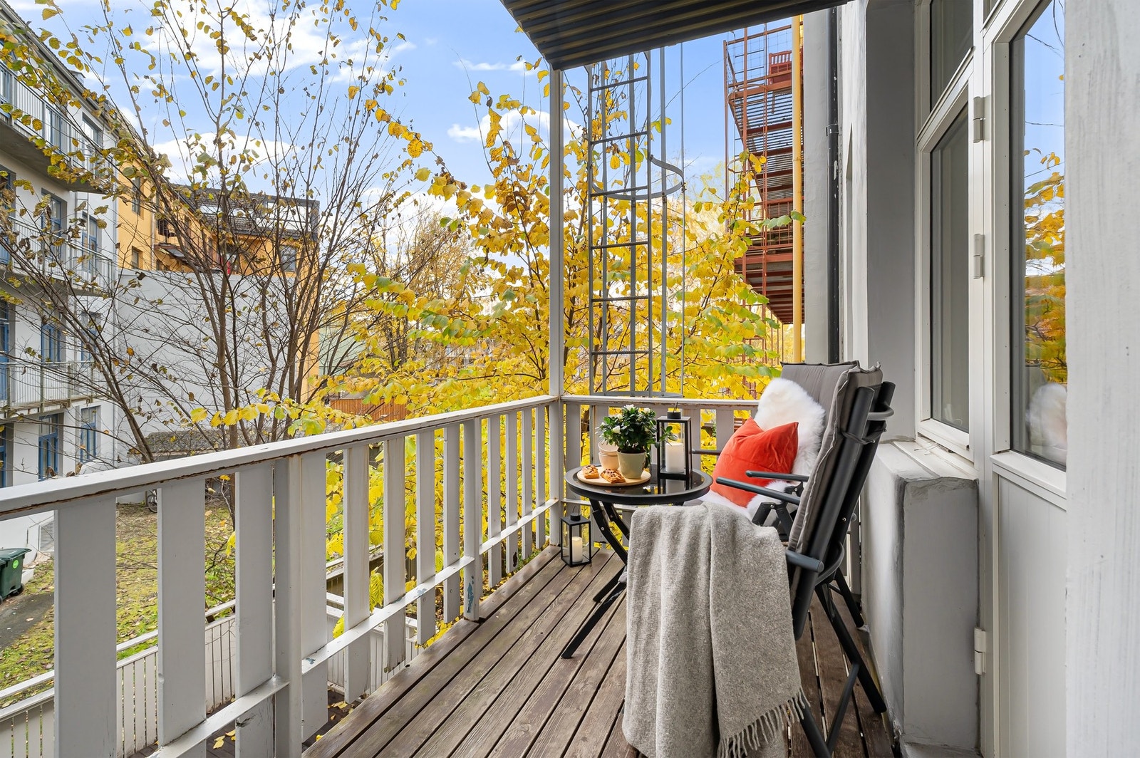 Balkongen vender ut mot en rolig bakgård. God plass til en sittegruppe. Galleribilde