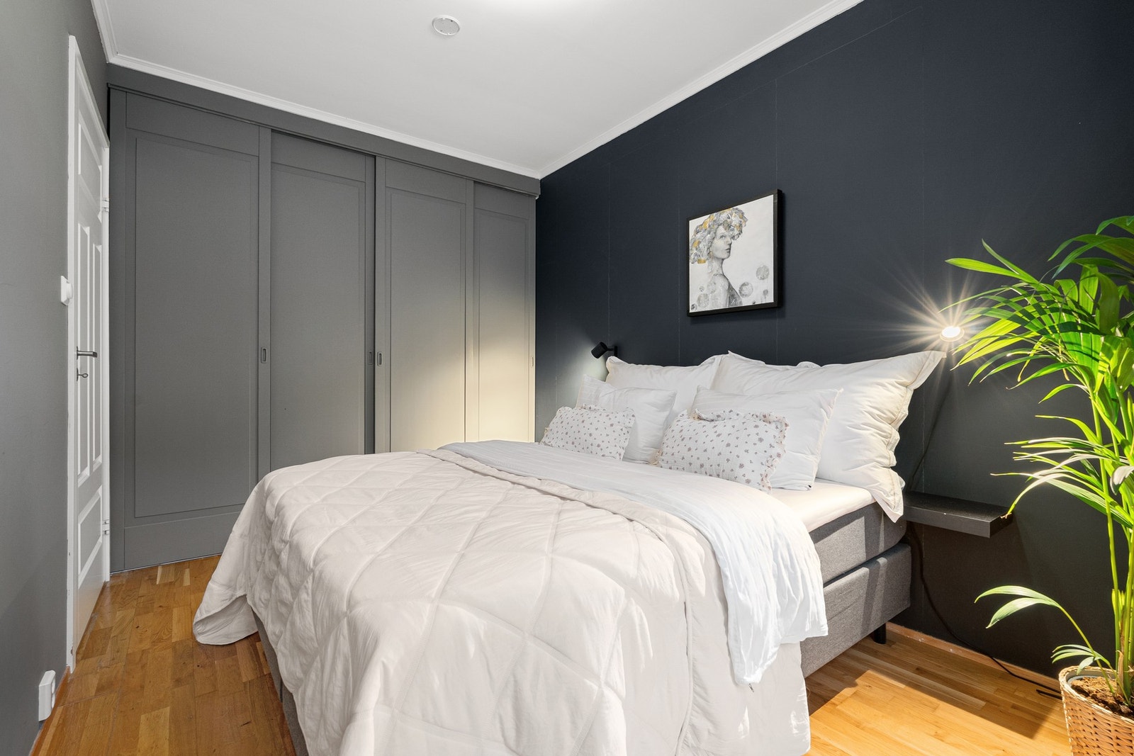 Innredet med stor garderobeløsning. Galleribilde