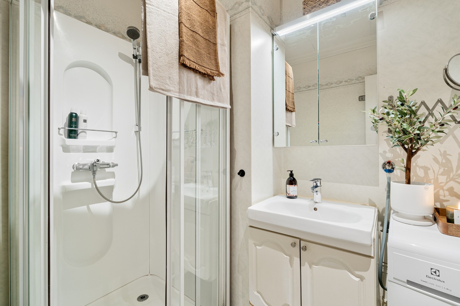 Badet har en praktisk planløsning med god utnyttelse av arealet. Galleribilde