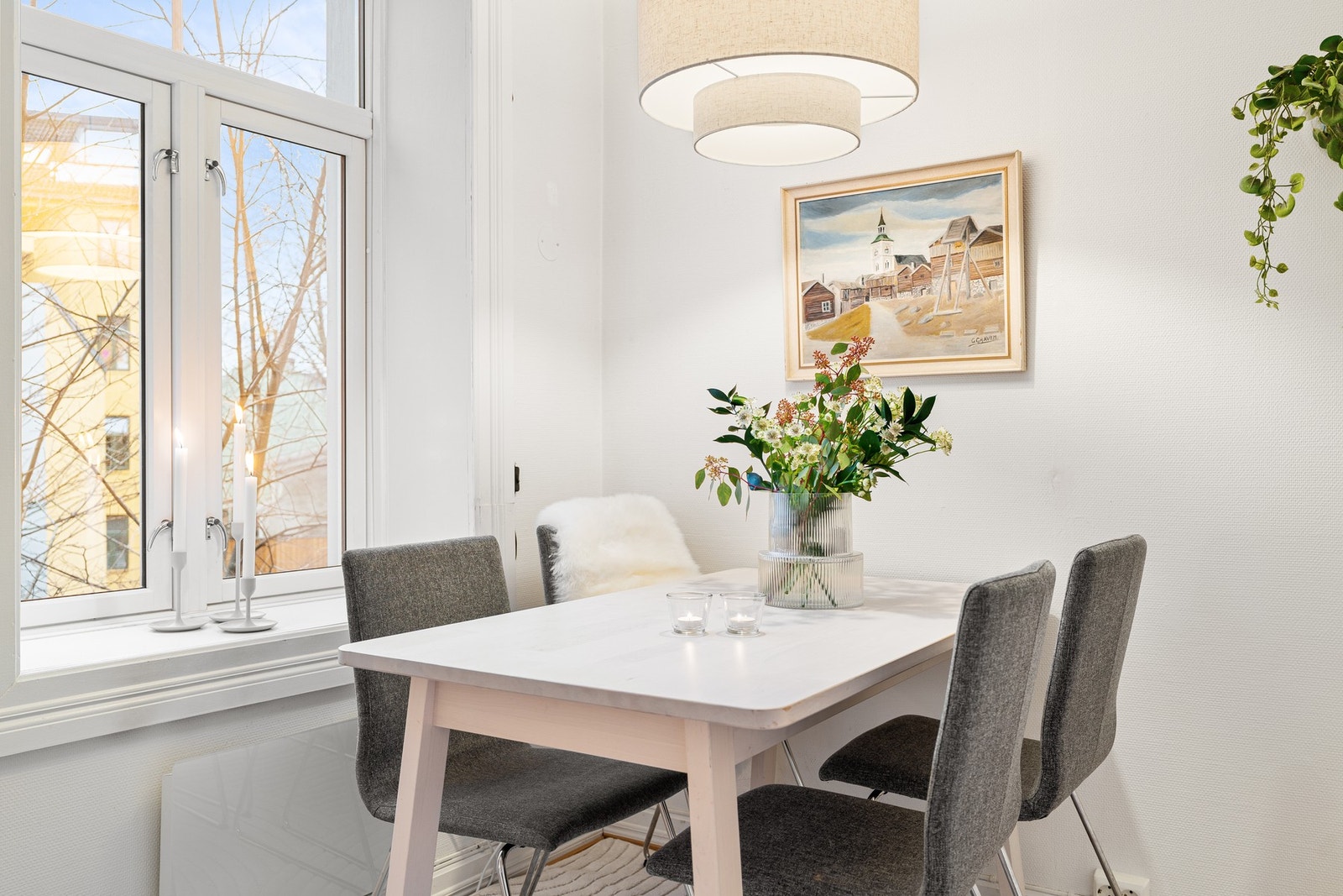 Vindusflater mot rolige omgivelser gir et behagelig lysinnslipp og en luftig romfølelse. Galleribilde