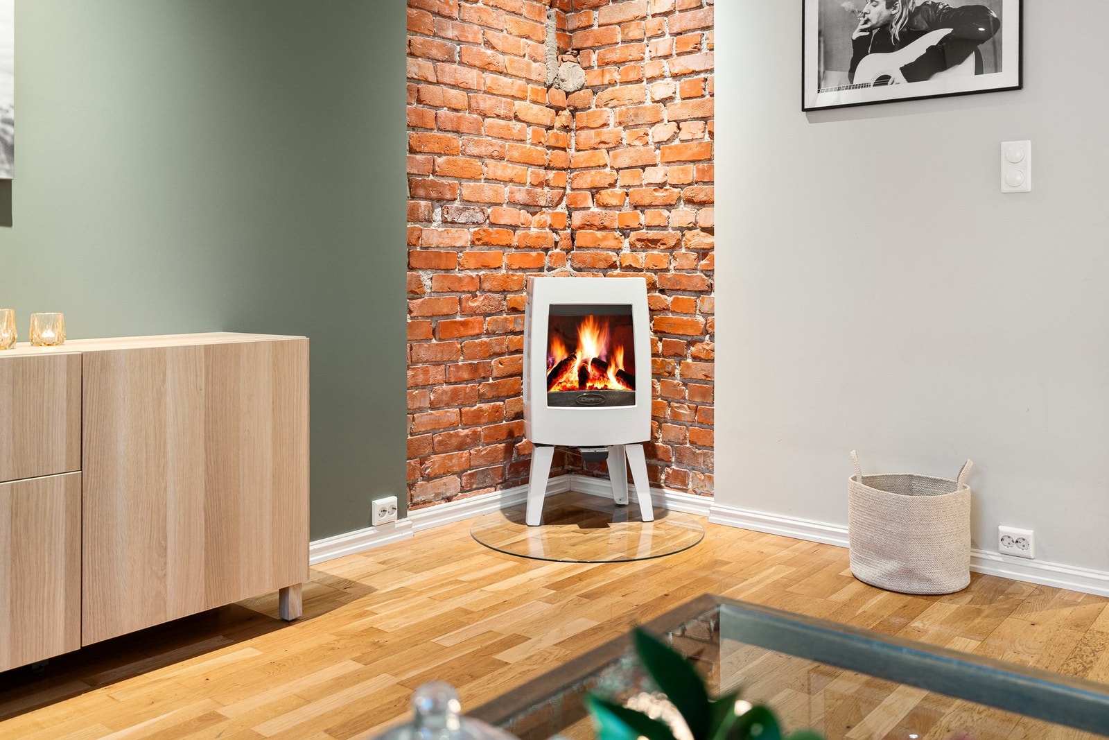 Vedovn og synlig teglsteinsvegg gir stuen særpreg og lun stemning. Pipe rehabilitert i 2017. Galleribilde