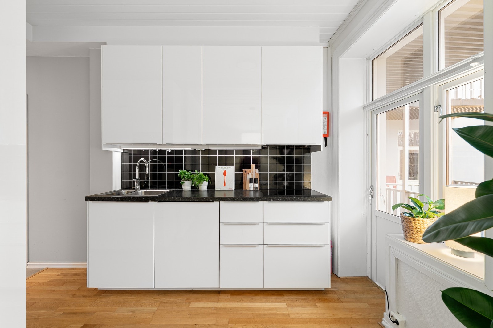 Stuen og kjøkkenet er delvis adskilt som gir boligen flere gode oppholdsrom. Galleribilde