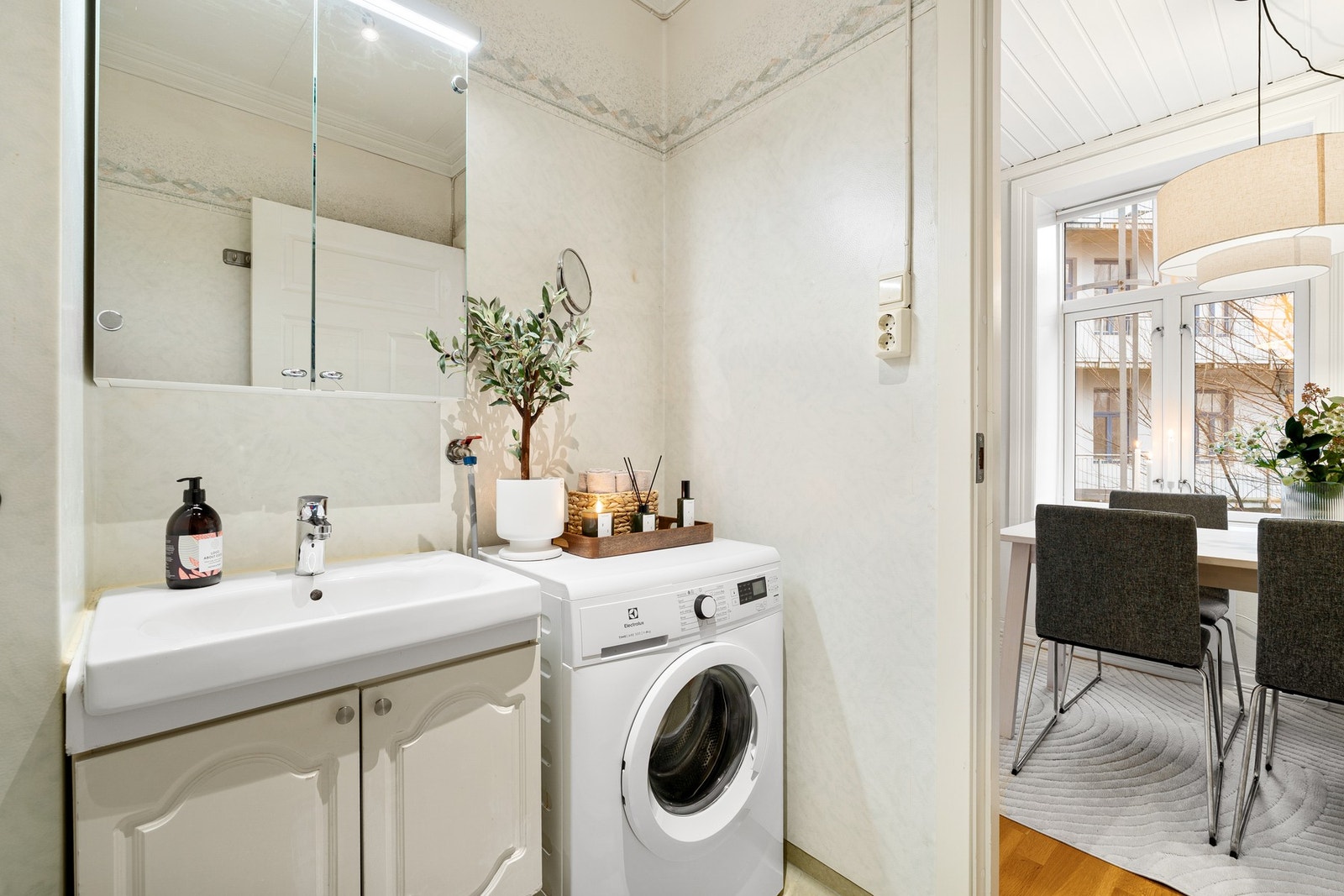 Kran og avløp for vaskemaskin. Galleribilde