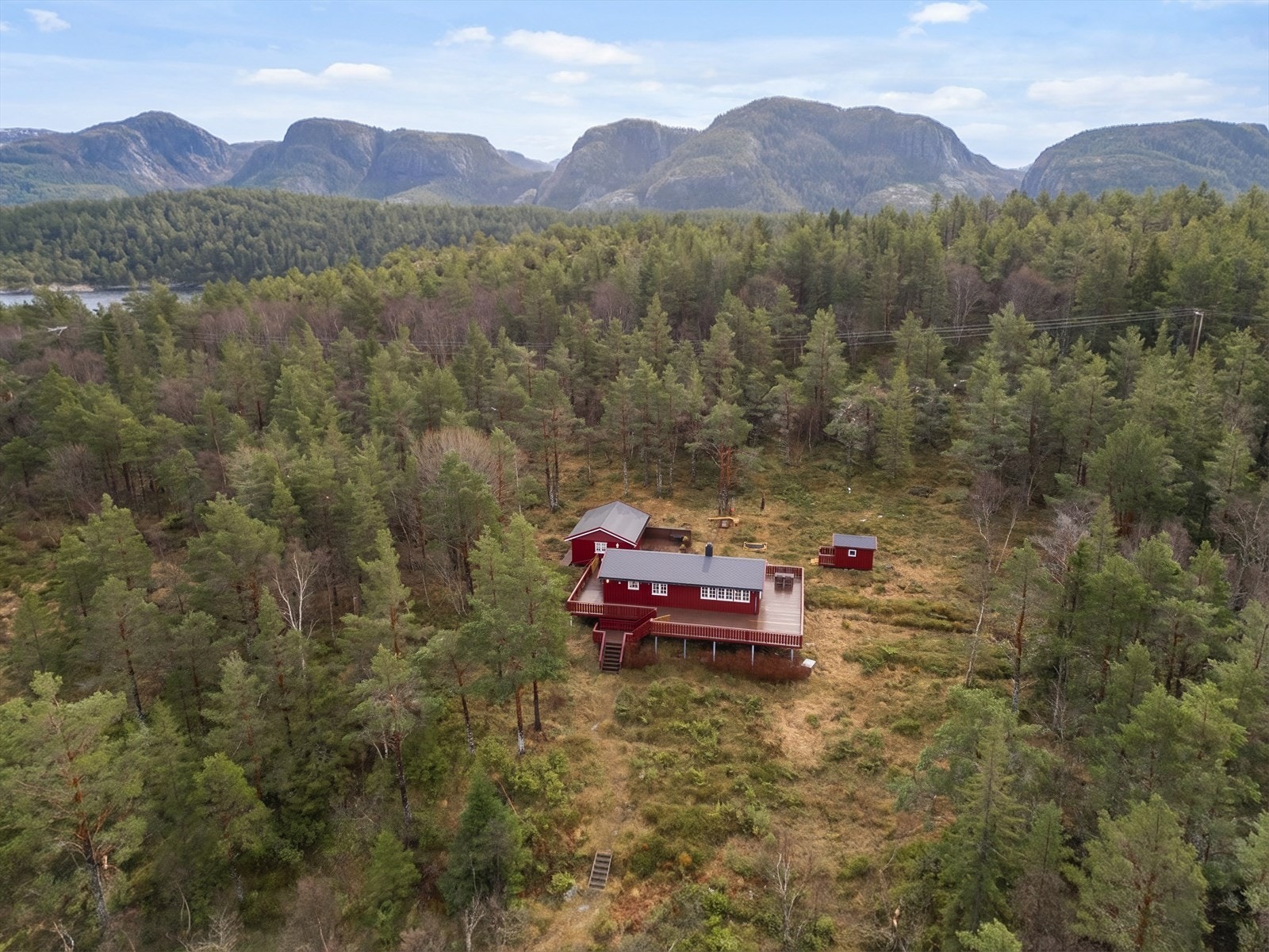 Lysøysundet ligger i Jøssund sogn, sør for innløpet til Åfjorden, ved Lauvøyfjorden, på fastlandet og øya Lysøya (forbundet med bro). Galleribilde