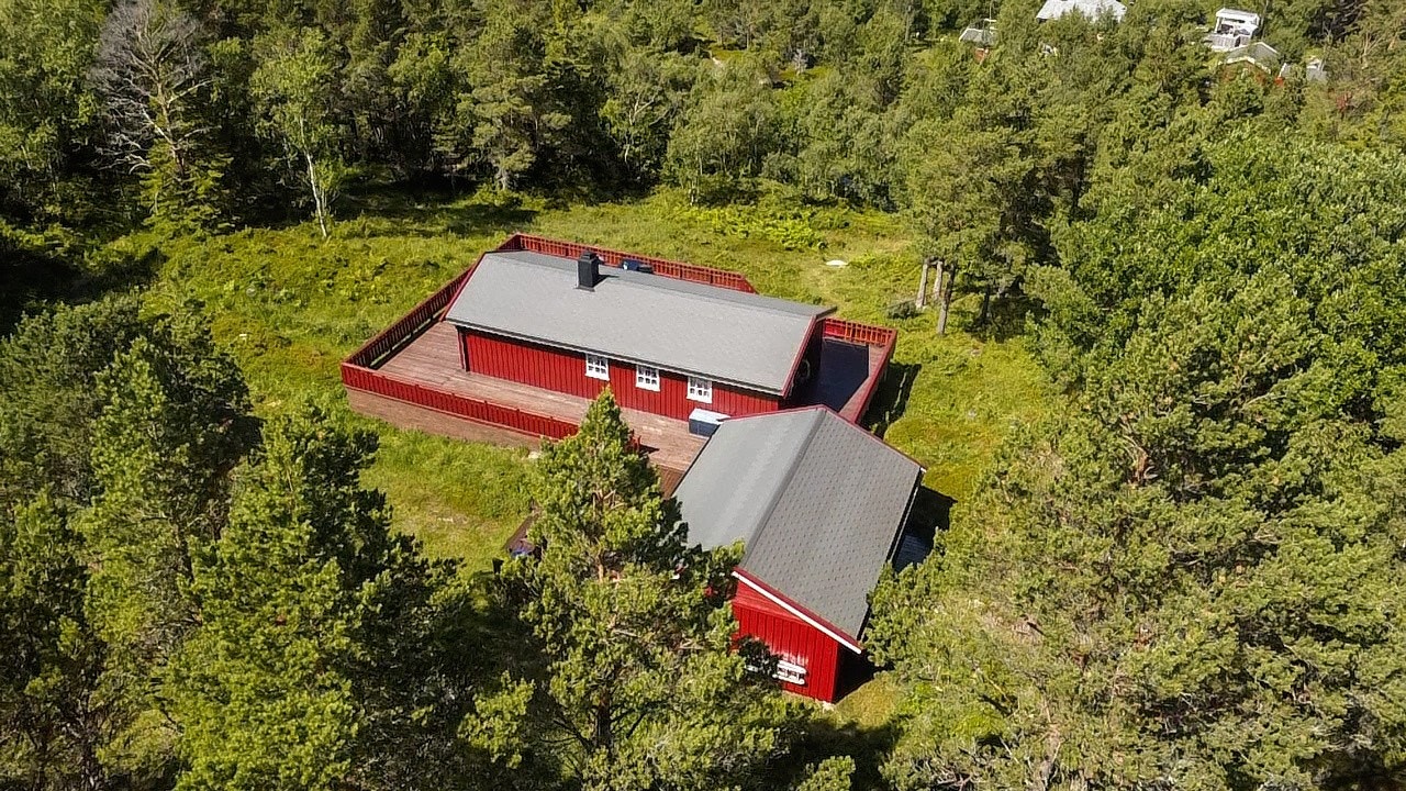 Adkomsten til eiendommen skjer via en tursti, som gir en rolig og fredelig atmosfære. Dette gjør det enkelt å utforske de omkringliggende naturområdene og nyte friluftslivet. Galleribilde