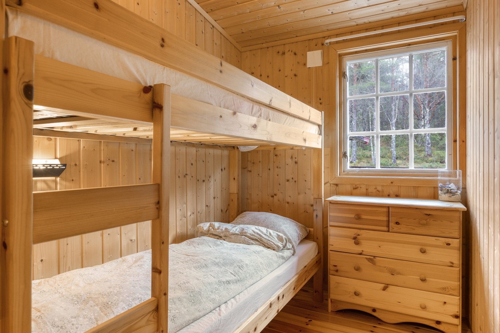Soverom II. Køyesenger i tre gir effektiv utnyttelse av plassen, og vinduet gir utsikt mot naturen. Galleribilde