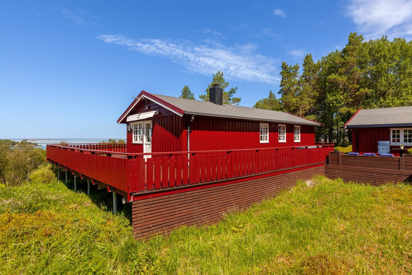 Utvendige fasader er kledd med stående trekledning, og taket er tekket med shingel. Galleribilde