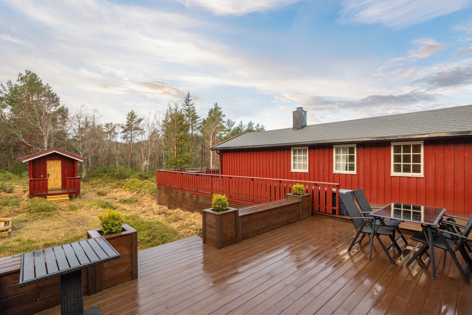 Her er det gode solforhold. Sol omtrent hele dagen om sommeren. Solnedgang i sjøen, meget flott utsikt om sommeren. Galleribilde