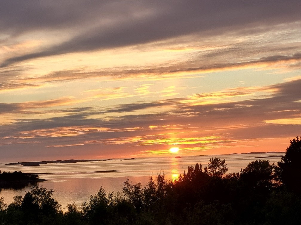Solnedgangen gir et vakkert skue over sjøen fra eiendommen. Galleribilde
