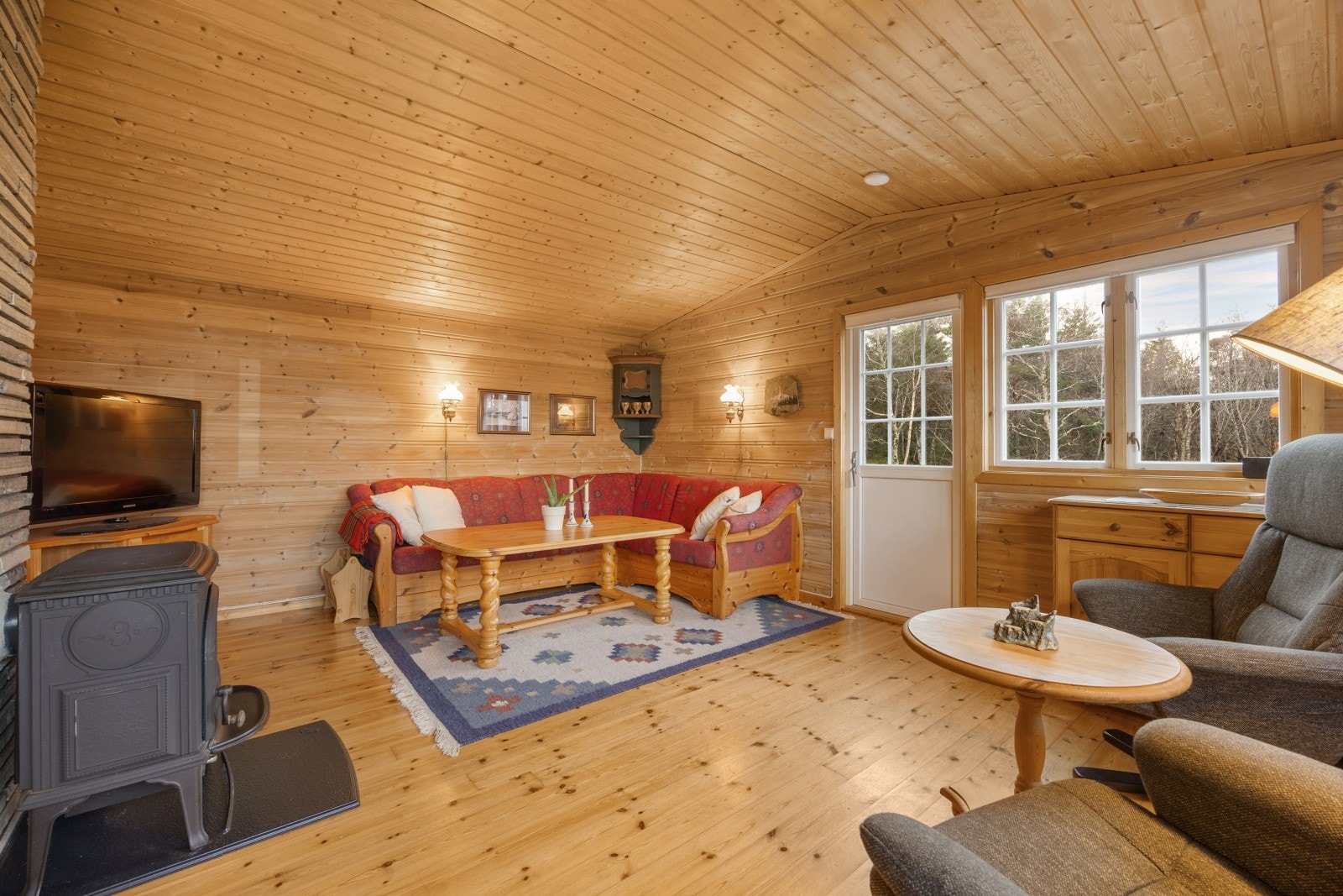 Store vinduer i stuen gir rikelig med naturlig lysinnslipp og utsikt mot naturen. Galleribilde