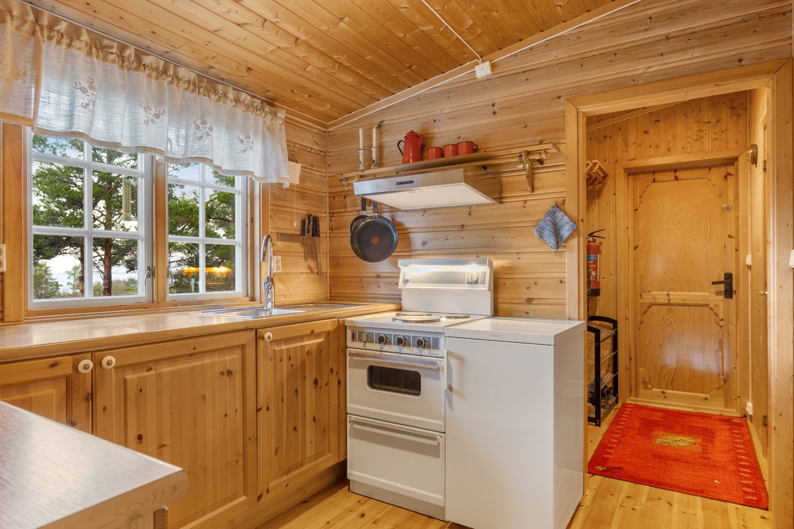 Kjøkkenet er utstyrt med kullfilterventilator over stekesonen. Kjøleskap, fryser og stekeovn medfølger. Galleribilde