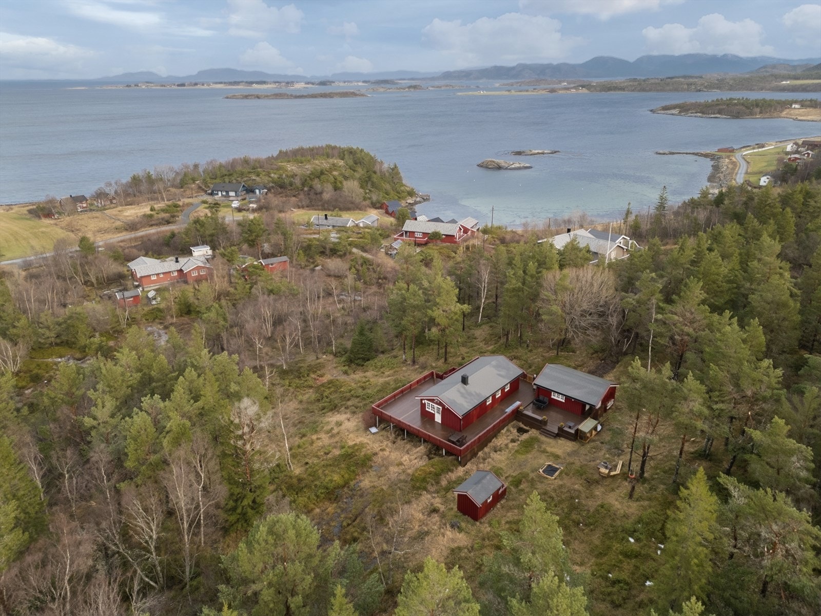 Området har variert natur med turmuligheter på fastlandet og Lysøya, blant annet turstier opp til høyder som Rømmesfjellet og Lysøyfjellet. Galleribilde