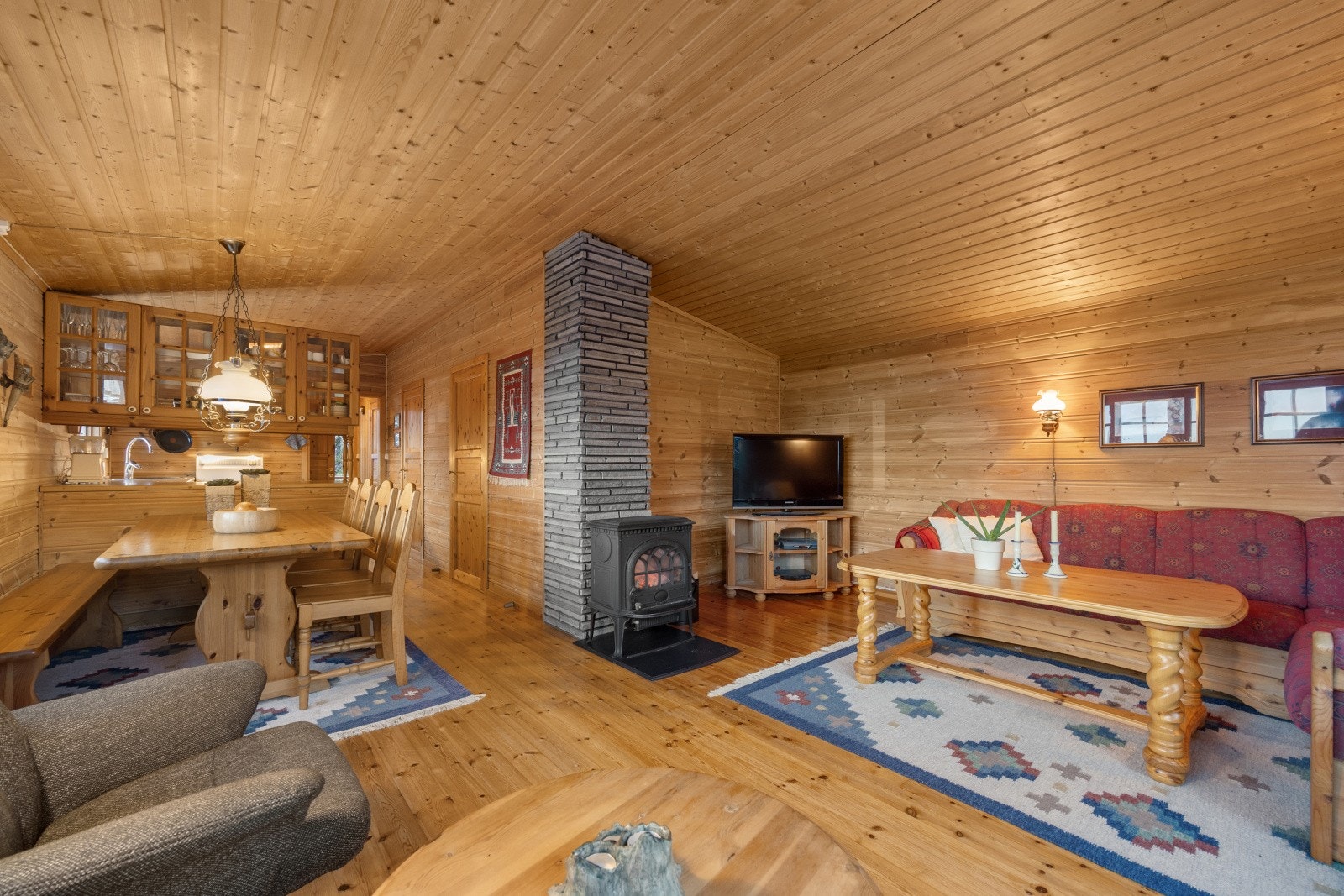 Vedovn i stuen gir effektiv oppvarming og skaper en hyggelig sone. Galleribilde