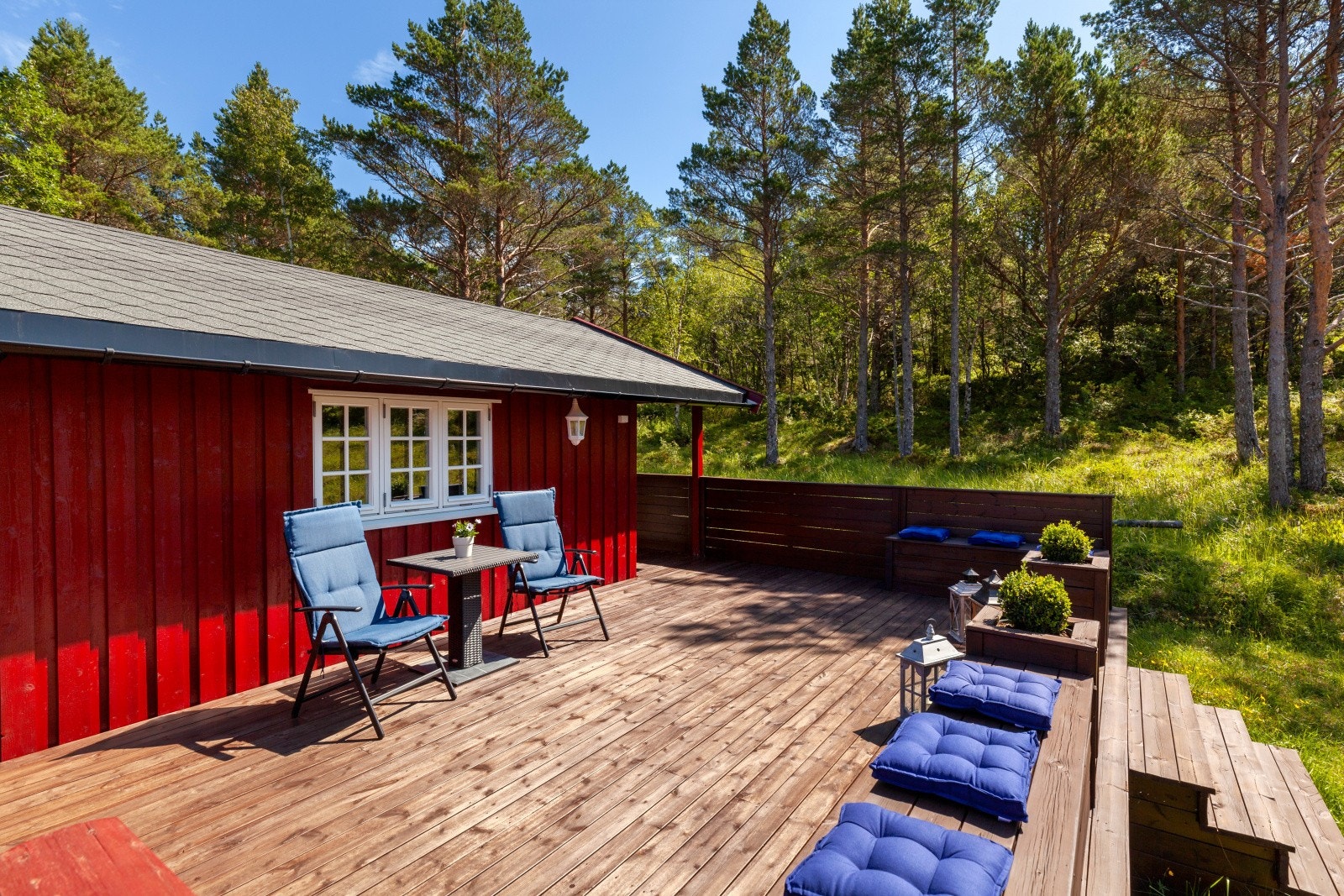 Størrelsen på terrassen gjør at det er enkelt å møblere med blant annet sofakrok, spisebord og grill. Galleribilde