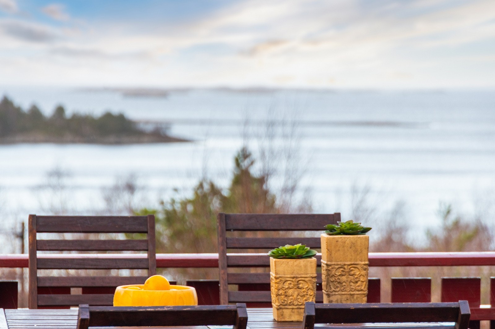 Terrasse med vakker utsikt over sjøen. Galleribilde