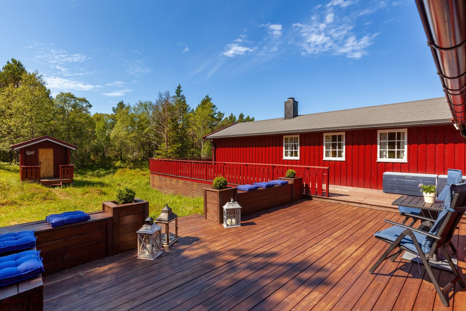 Den romslige terrassen er ideell for avslapning og gir utsikt mot skog og hage. Galleribilde