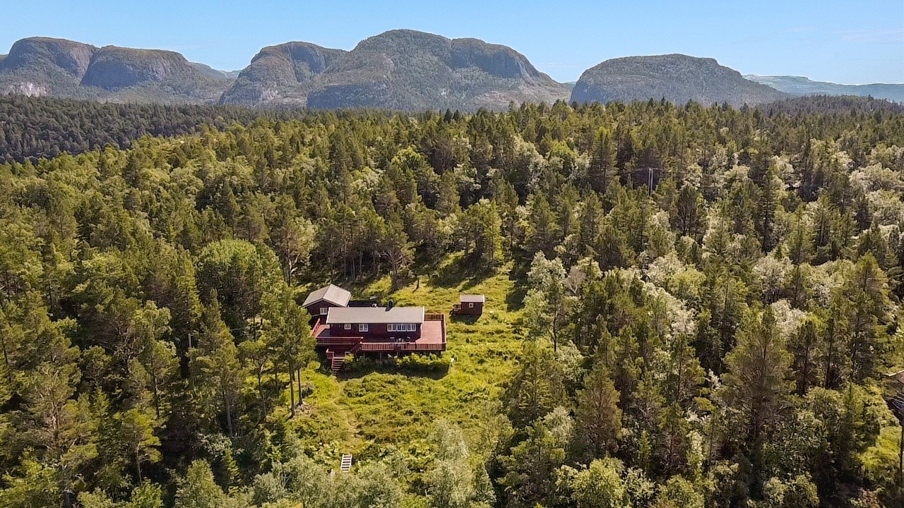 Selv om eiendommen ligger i et rolig område, er det ikke langt til nødvendige servicemuligheter. Lysøysundet tilbyr et utvalg av lokale butikker og tjenester, som dekker de daglige behovene. Galleribilde