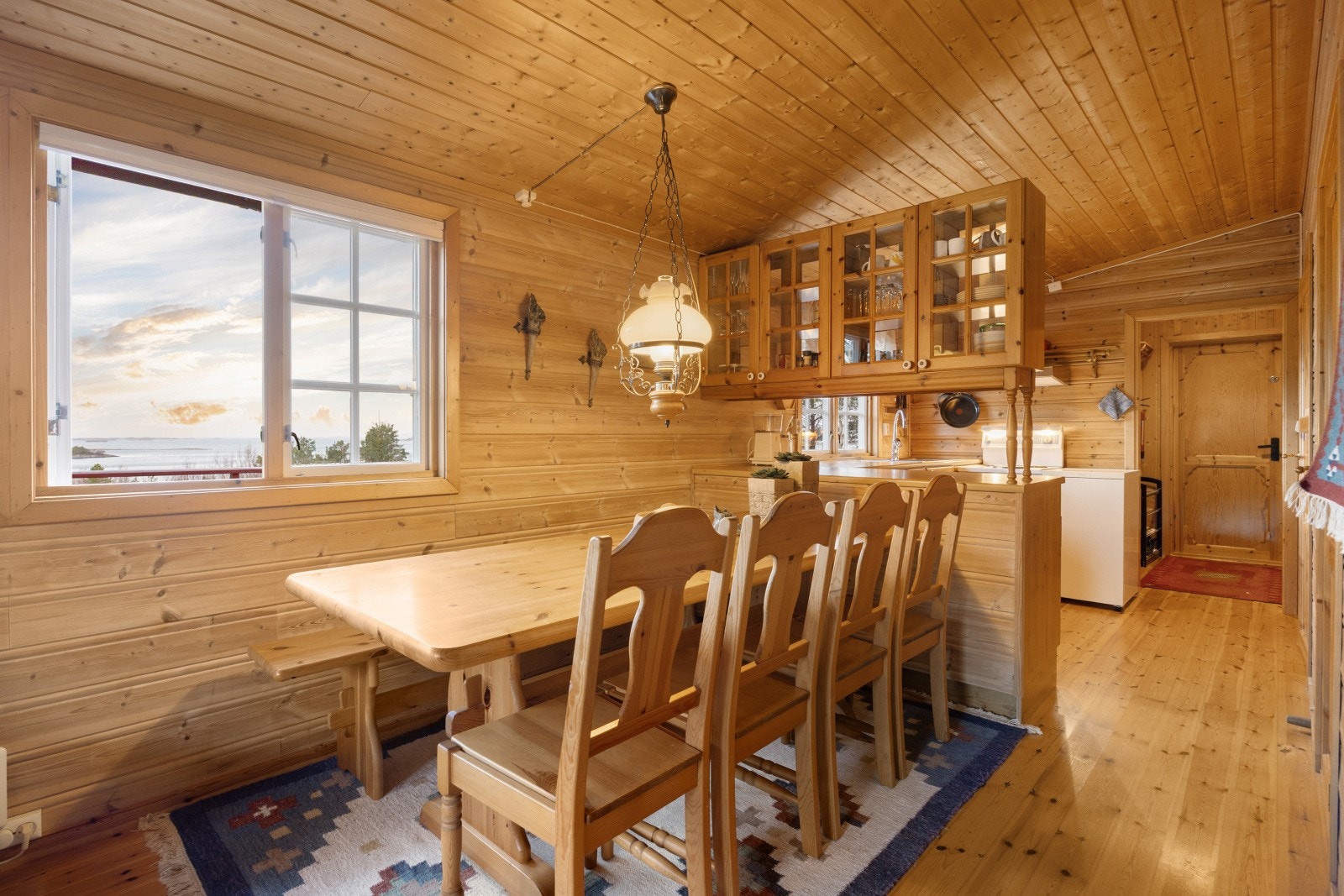 Spisestuen fungerer som et naturlig bindeledd mellom stuen og kjøkkenet. Galleribilde