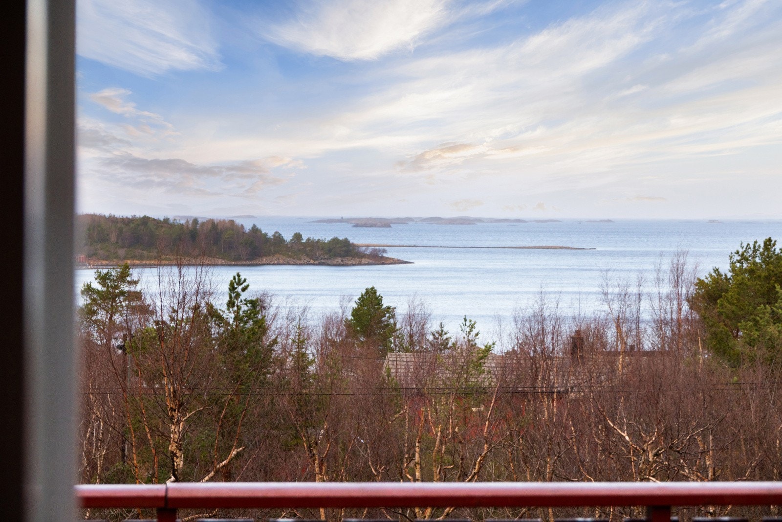 Fra terrassen er det panorama mot havet og omkringliggende natur. Galleribilde