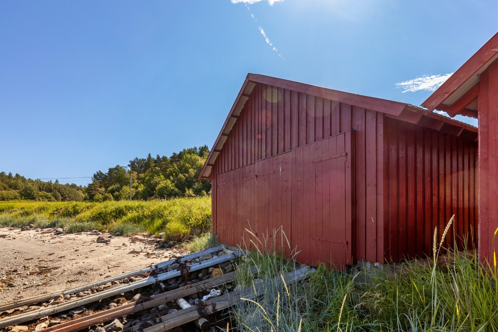 Hytta disponerer plass i felles båtnaust med nabo på ca. 17 m². Galleribilde