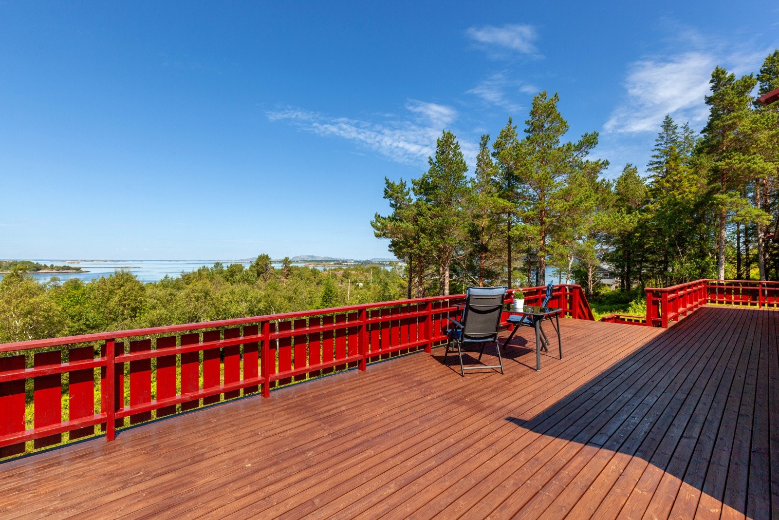 Terrassen tilbyr god plass for utemøbler og utsikt mot skog og sjø. Galleribilde