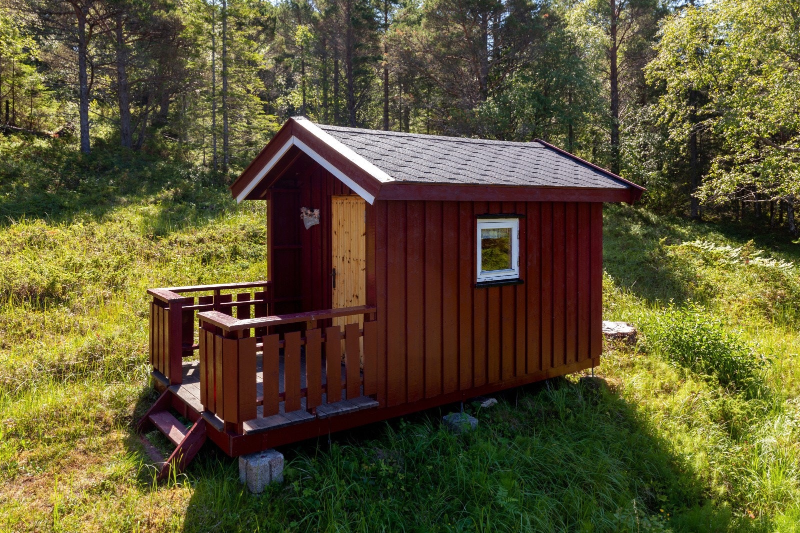 På tomta er det også oppført en dukkestue med trekledning og shingeltekking. Galleribilde