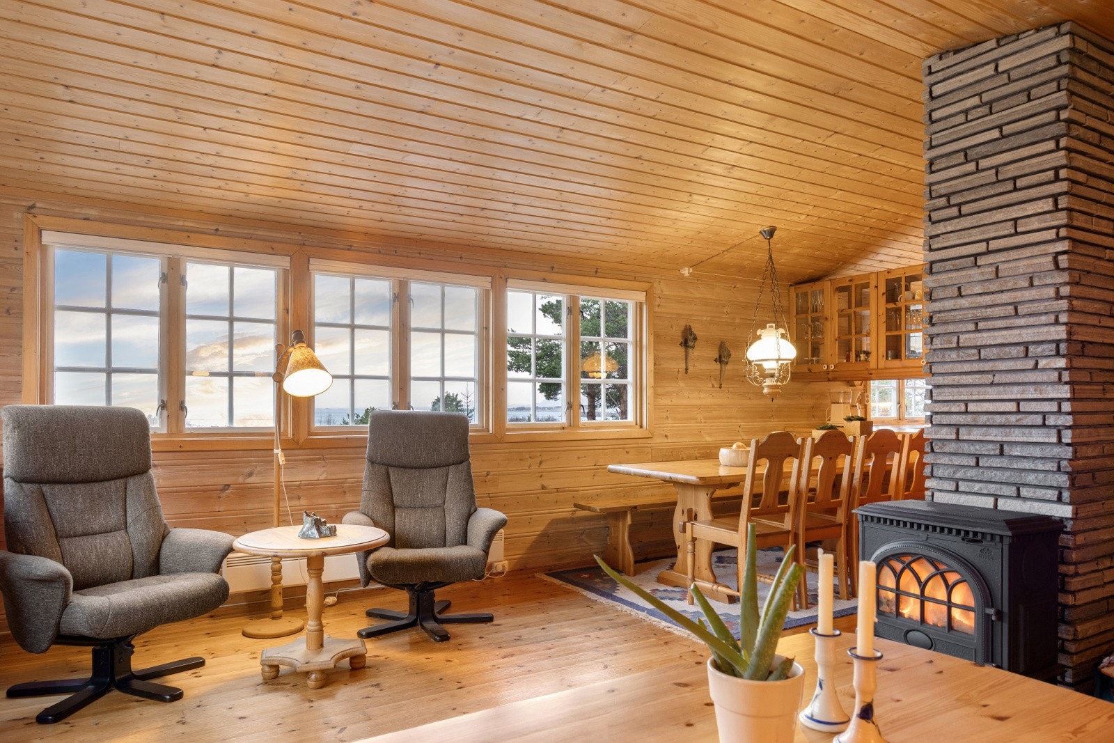 Stuen har trepanel på vegger og tak. Galleribilde