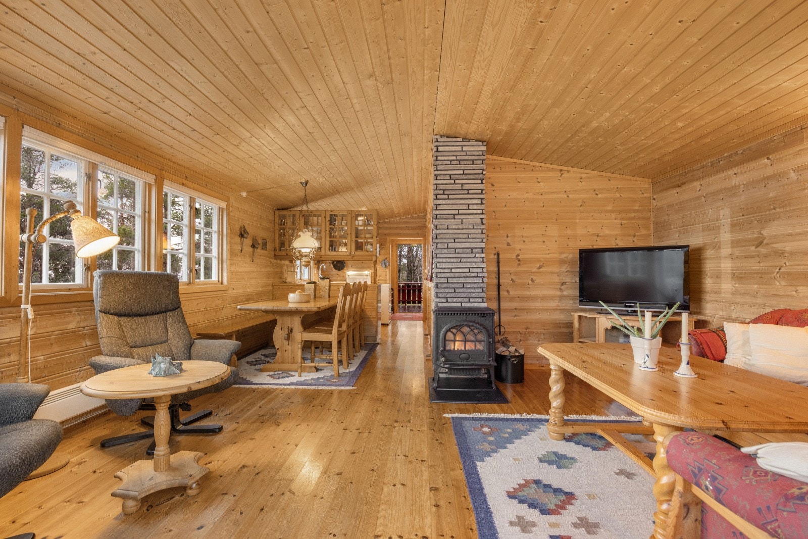 Plass til spisebord i tilknytning til kjøkkenet gir en praktisk spiseplass. Galleribilde