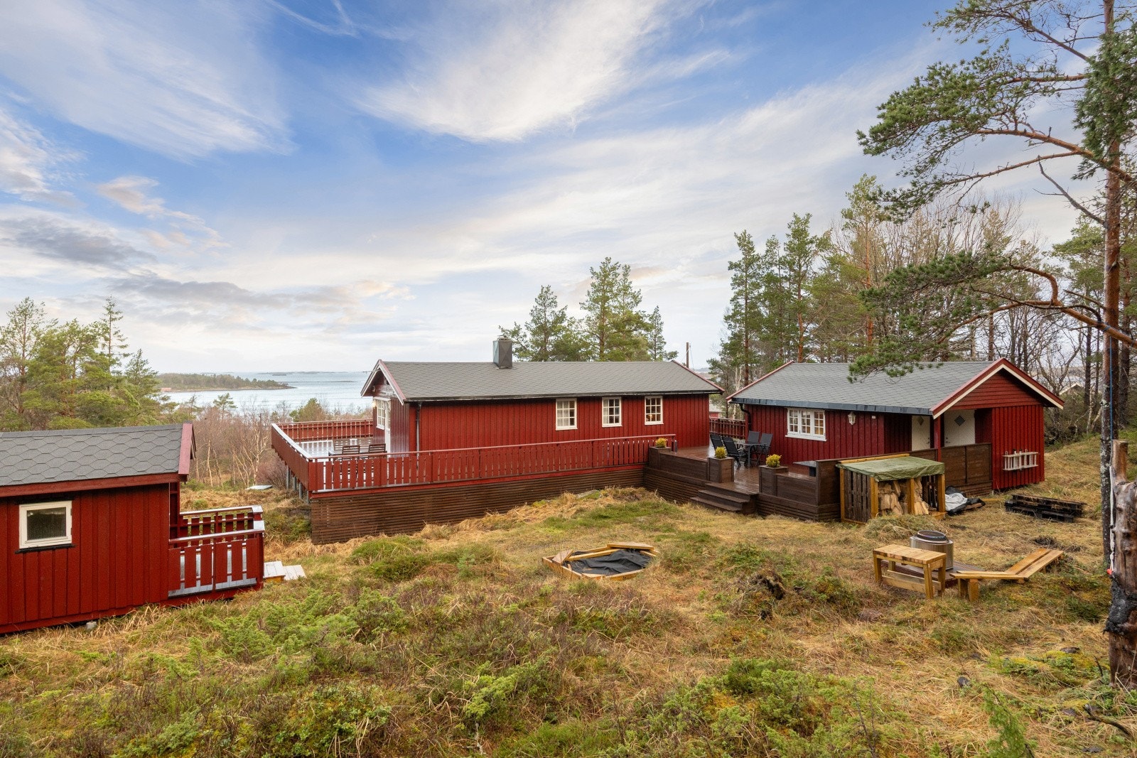 Sjarmerende fritidsbolig med sjøutsikt, båtnaust og anneks. Innlagt vann, strøm og avløp. Skjermet og privat beliggenhet. Galleribilde