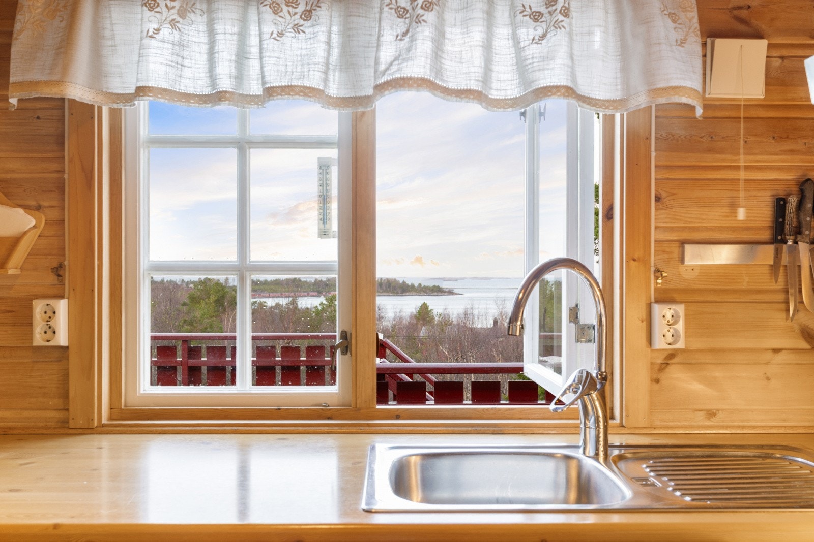 Utsikt fra kjøkkenvinduet gir et vakkert perspektiv mot sjøen. Galleribilde