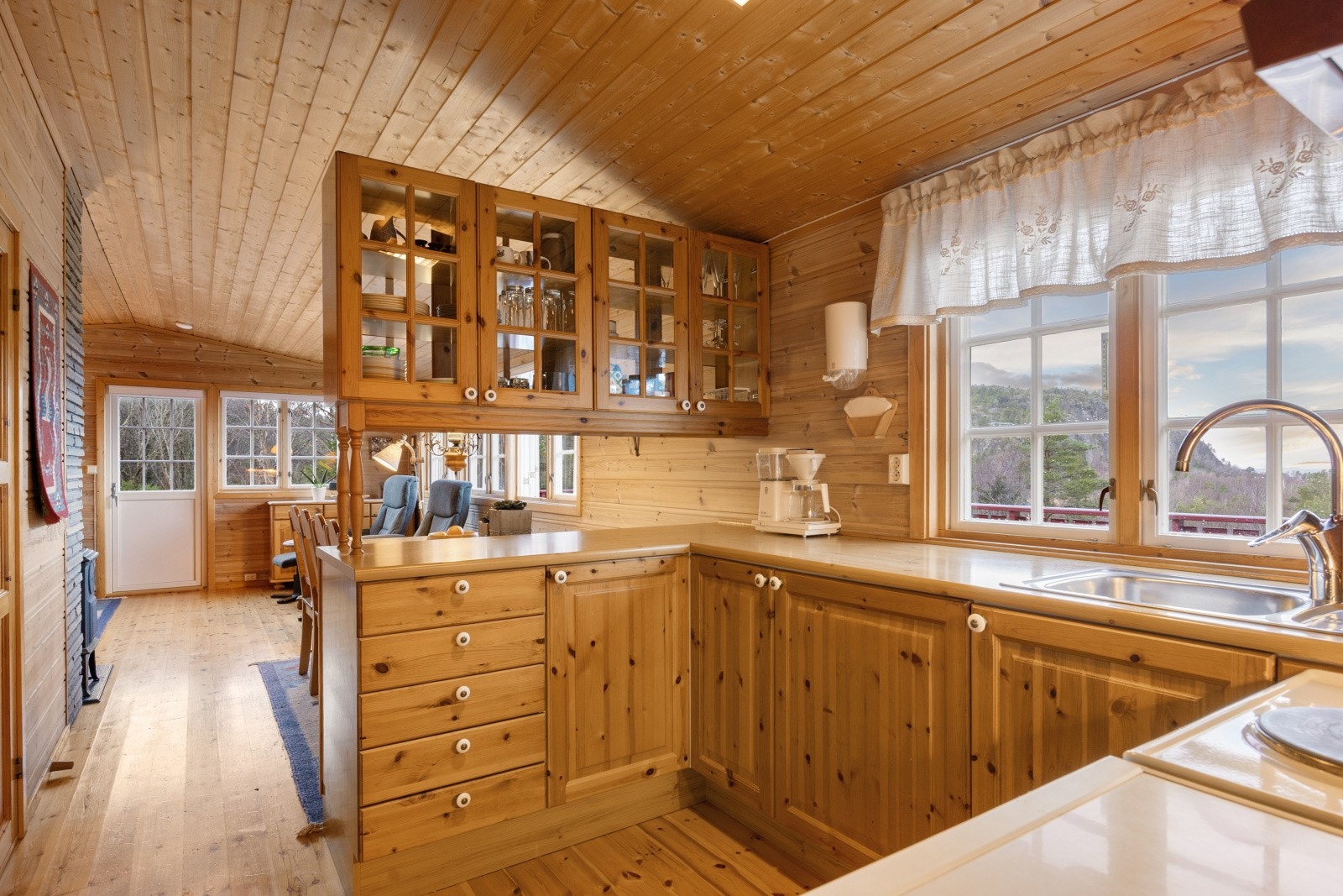 Kjøkkenet har en klassisk kjøkkeninnredning med folierte skrog med profilerte fronter og laminert benkeplate. Galleribilde