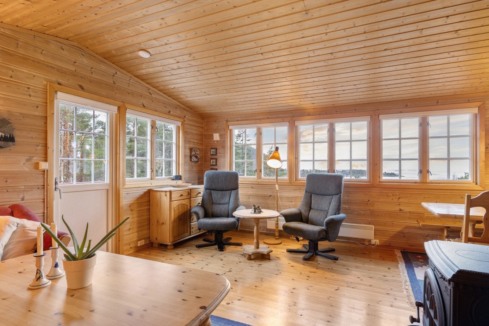 Utgang til terrasse fra stuen gir enkel tilgang til uteområdet. Galleribilde