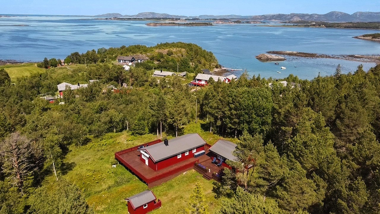 Hytta ligger i et naturskjønt område med tilgang til sjøen. Galleribilde