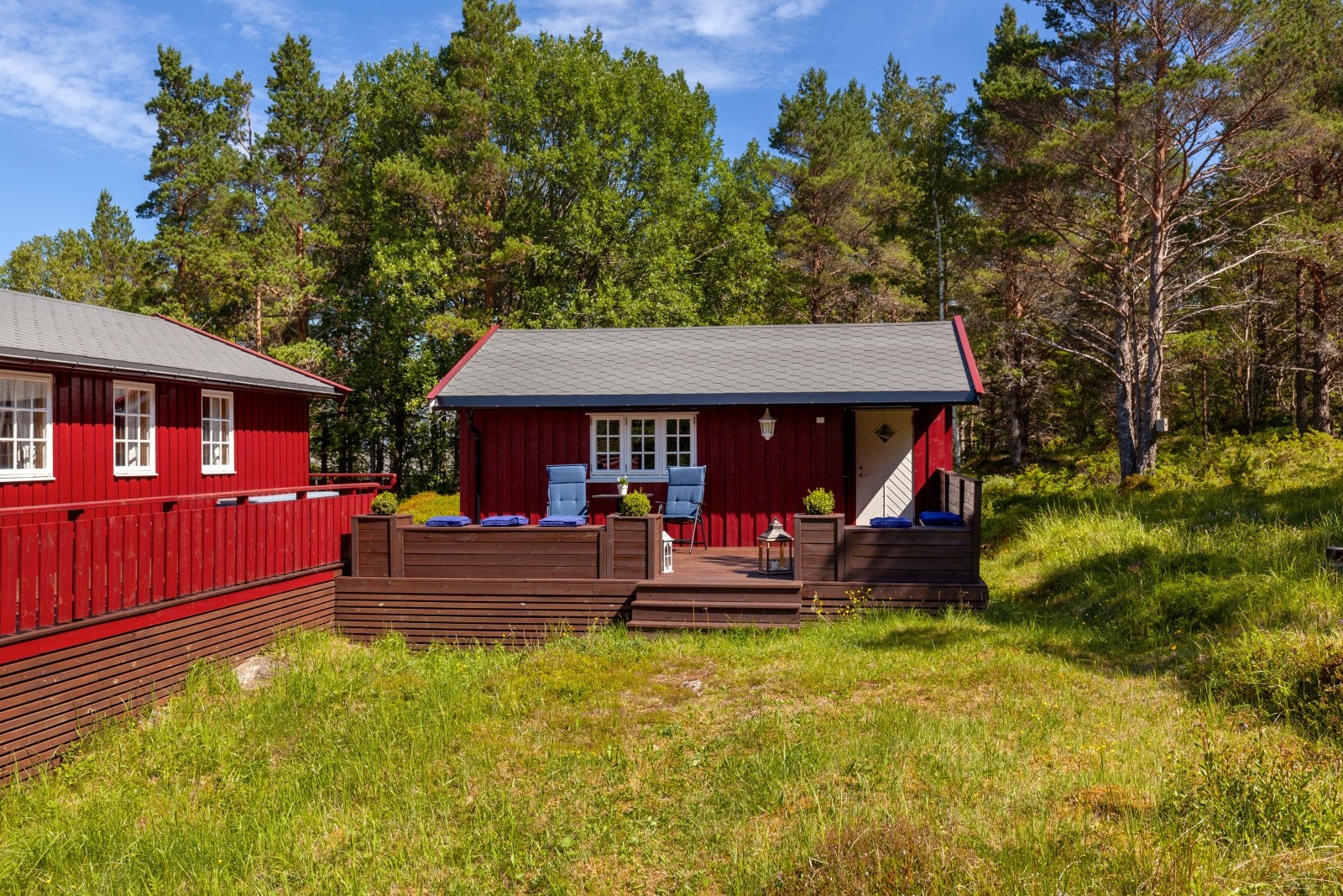 Anneks med saltak og stående trekledning, oppført over støpte pilarer. Ferdigstilt i 2015. Galleribilde