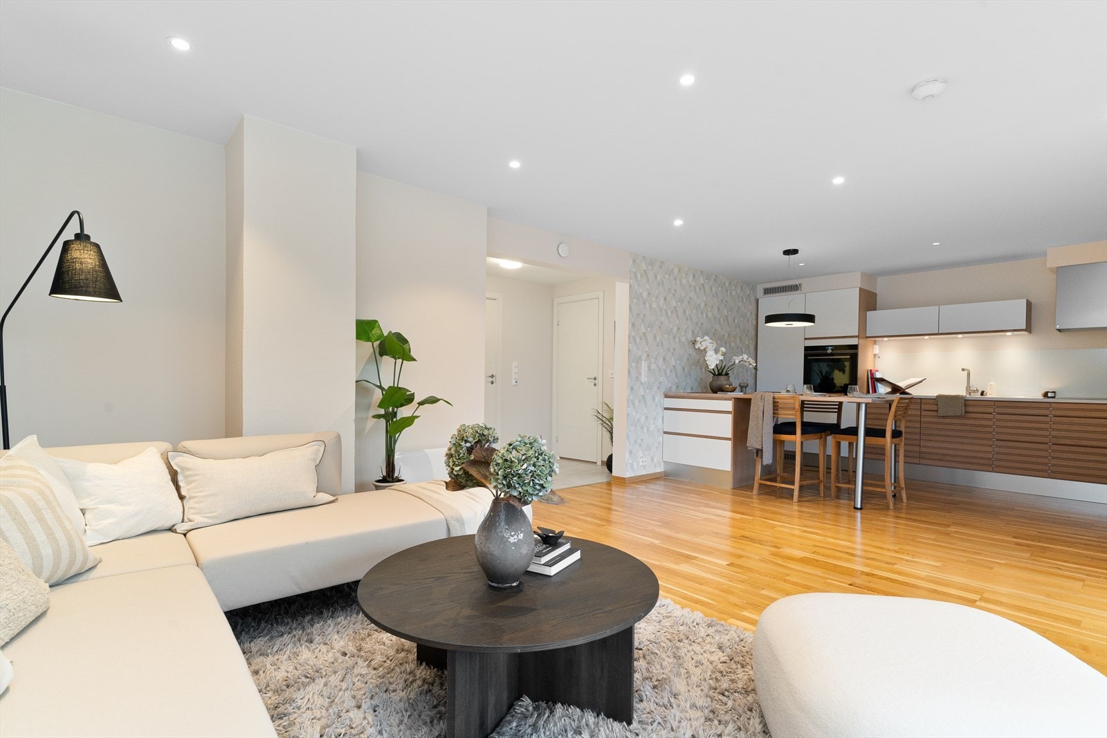 Moderne og innbydende kjøkken med int. hvitevarer og øyløsning. Galleribilde