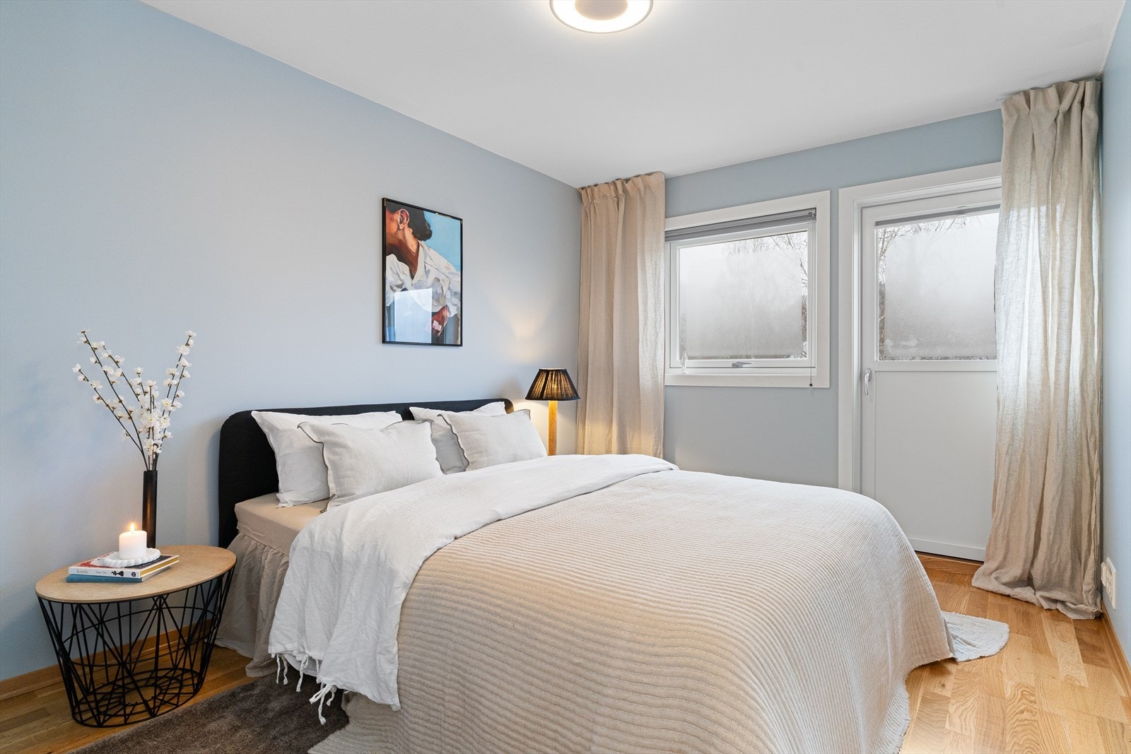 På hovedsoverommet er det god plass til dobbeltseng og nattbord. Galleribilde