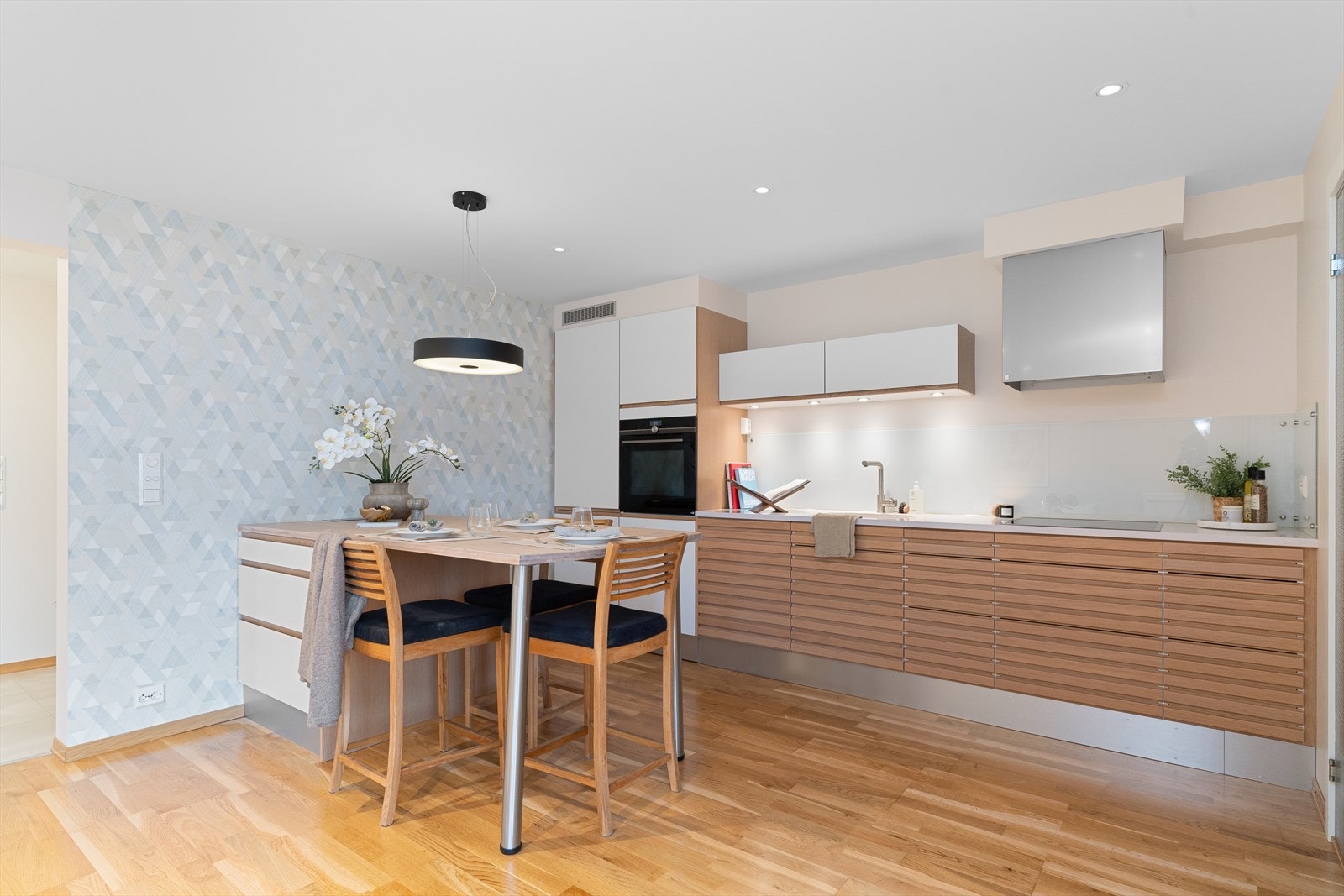 Godt med skap- og benkeplass. Galleribilde