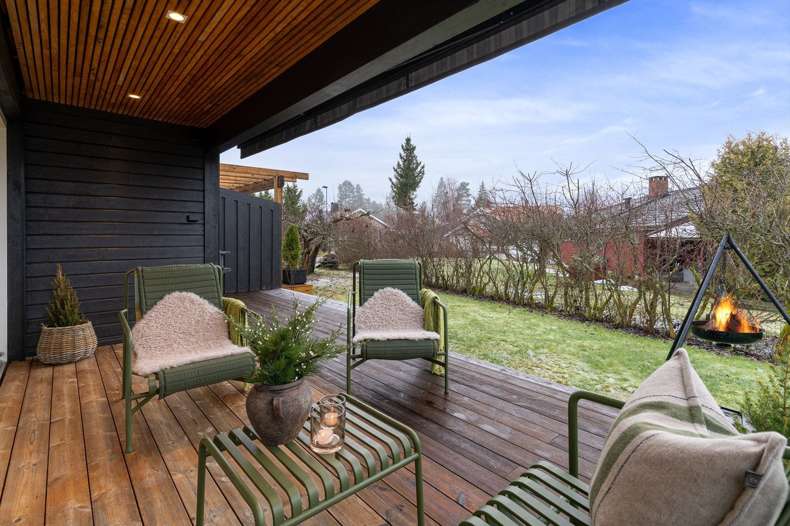 Takoverbygd uteplass med markise. Trapp ut til plen. Galleribilde