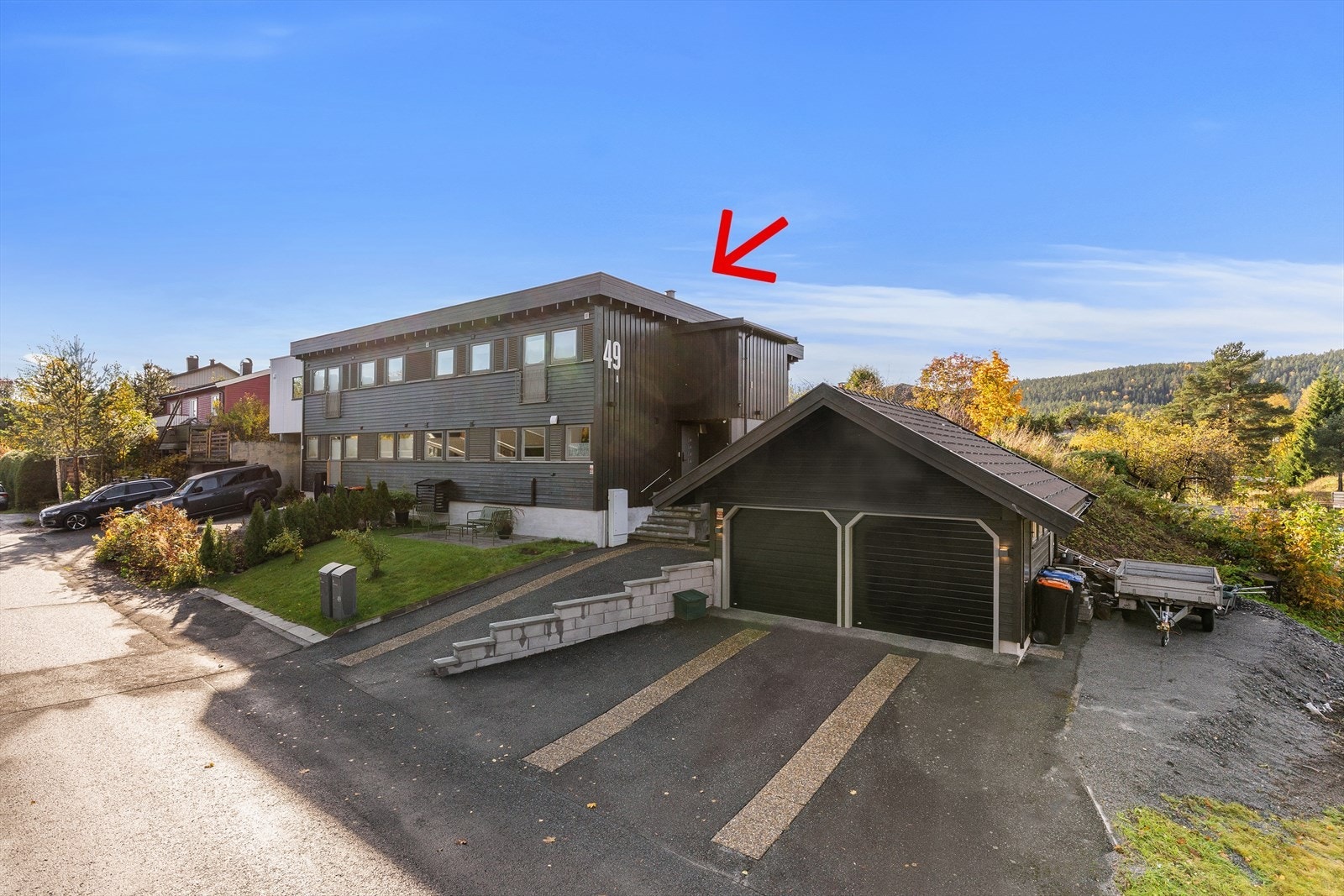 Fasade og garasje. Leiligheten disponerer én garasjeplass. Galleribilde