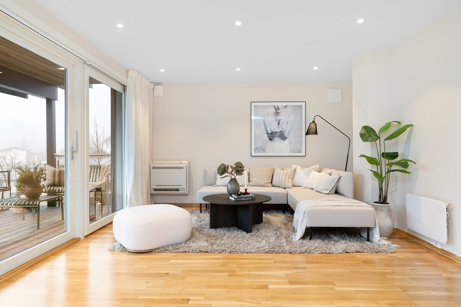 Luft til luft varmepumpe og mulighet til å installere ildsted om ønskelig. Galleribilde