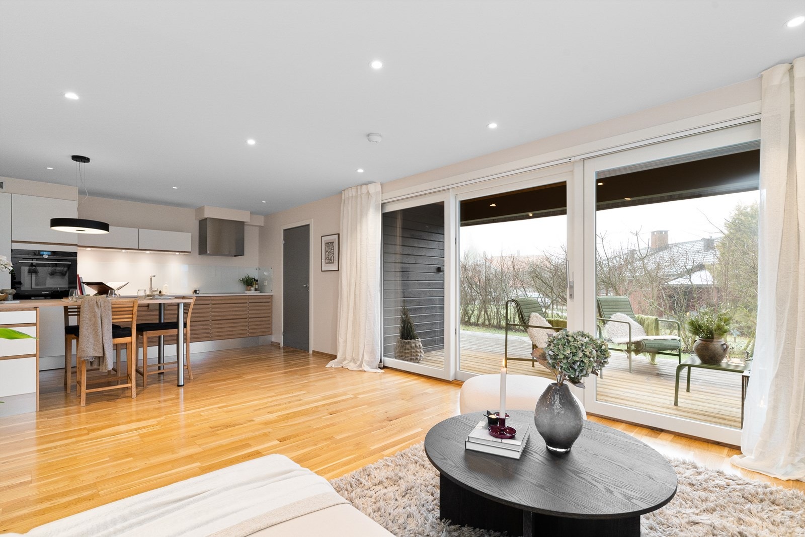 Åpen stue- og kjøkkenløsning. Dør til høyre er inngang til vaskerom med toalett. Galleribilde