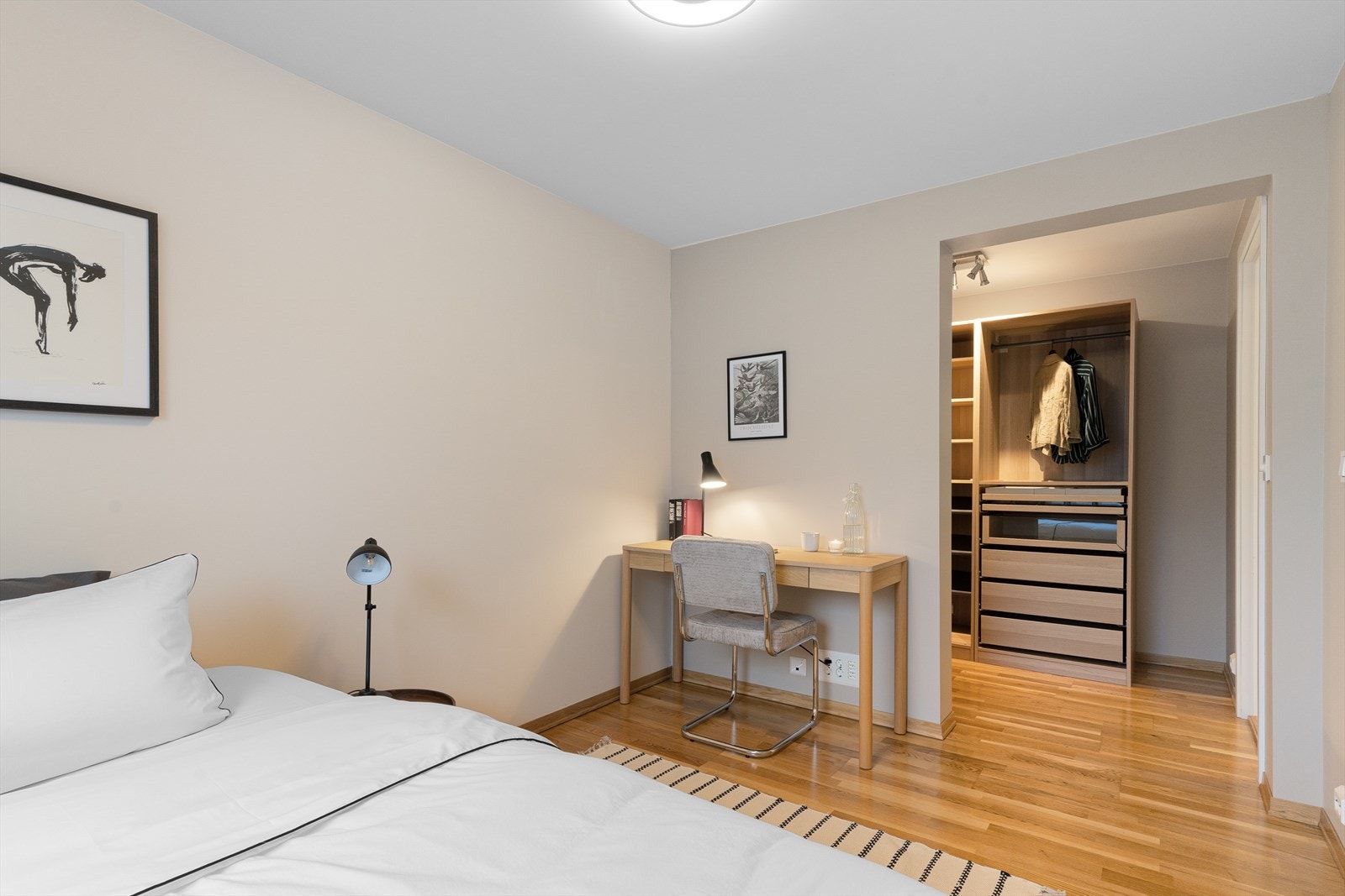 Plass til seng og kontorpult. Galleribilde