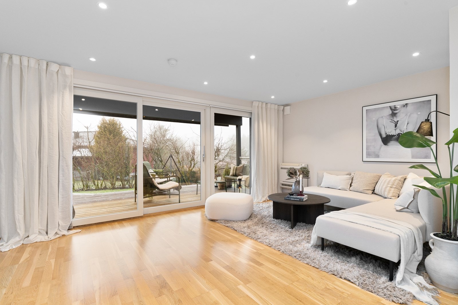 Lys og luftig stuedel med store vindusflater. Utgang til terrasse og hage. Galleribilde