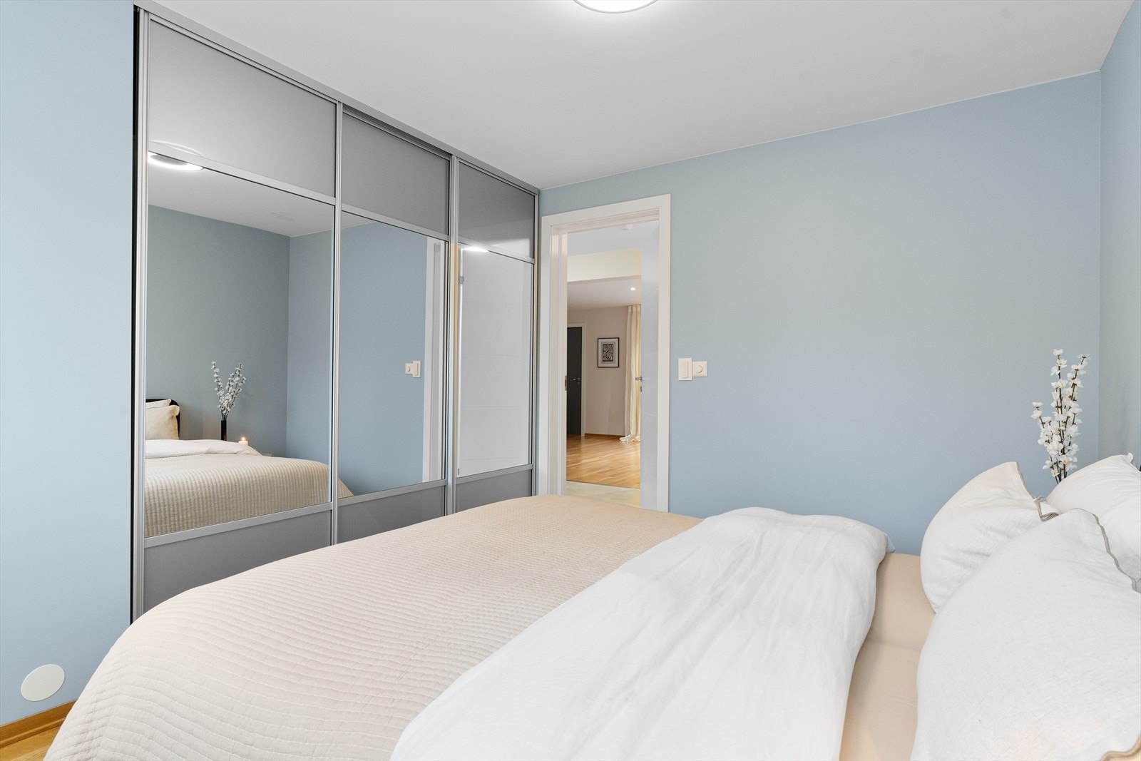 Skyvedørsgarderobe med god plass til klær. Galleribilde