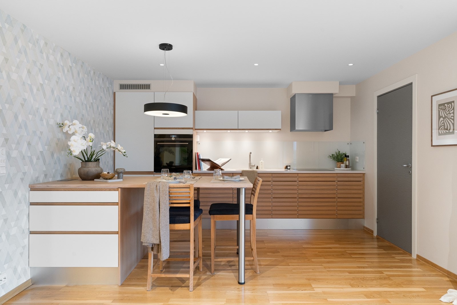 Stekeovn, platetopp, oppvaskmaskin og kjøleskap er integrert og medfølger. Galleribilde