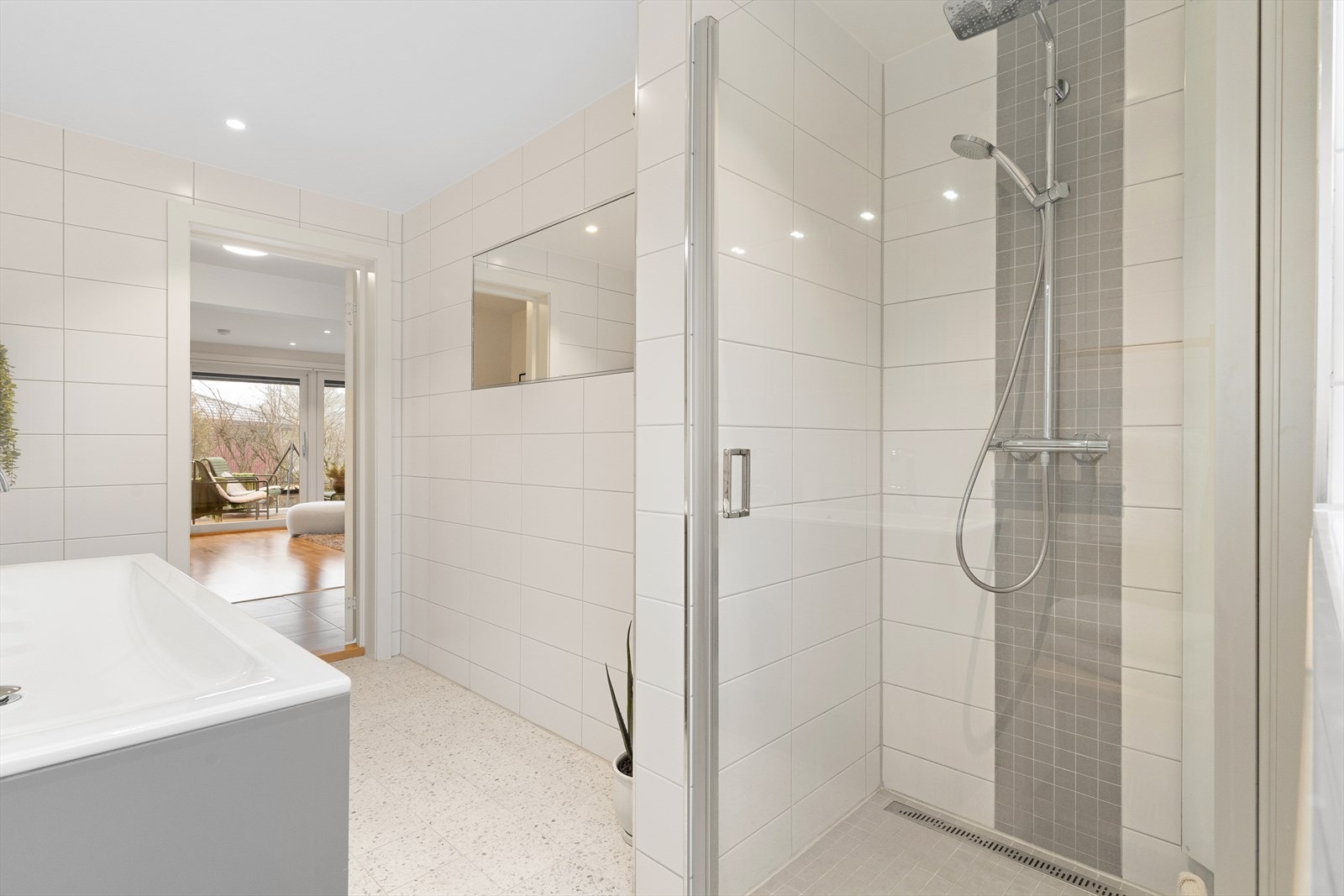 Dusjnisje med glassvegg. Galleribilde