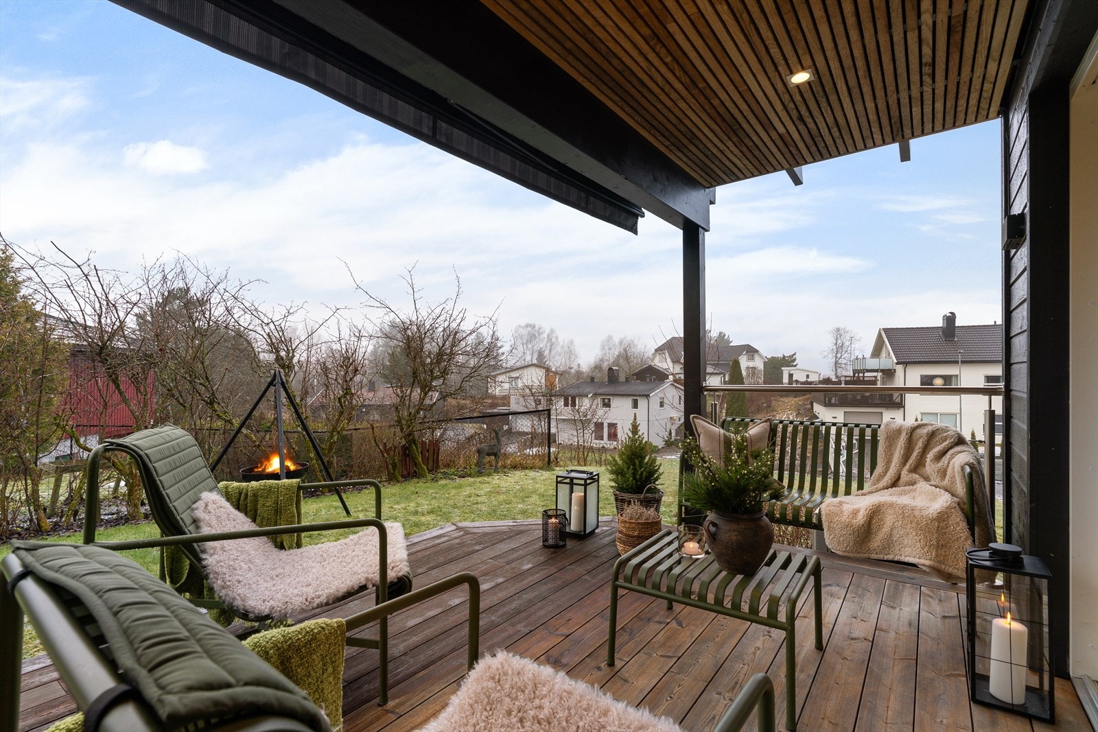 God plass til grill og utemøbler. Galleribilde