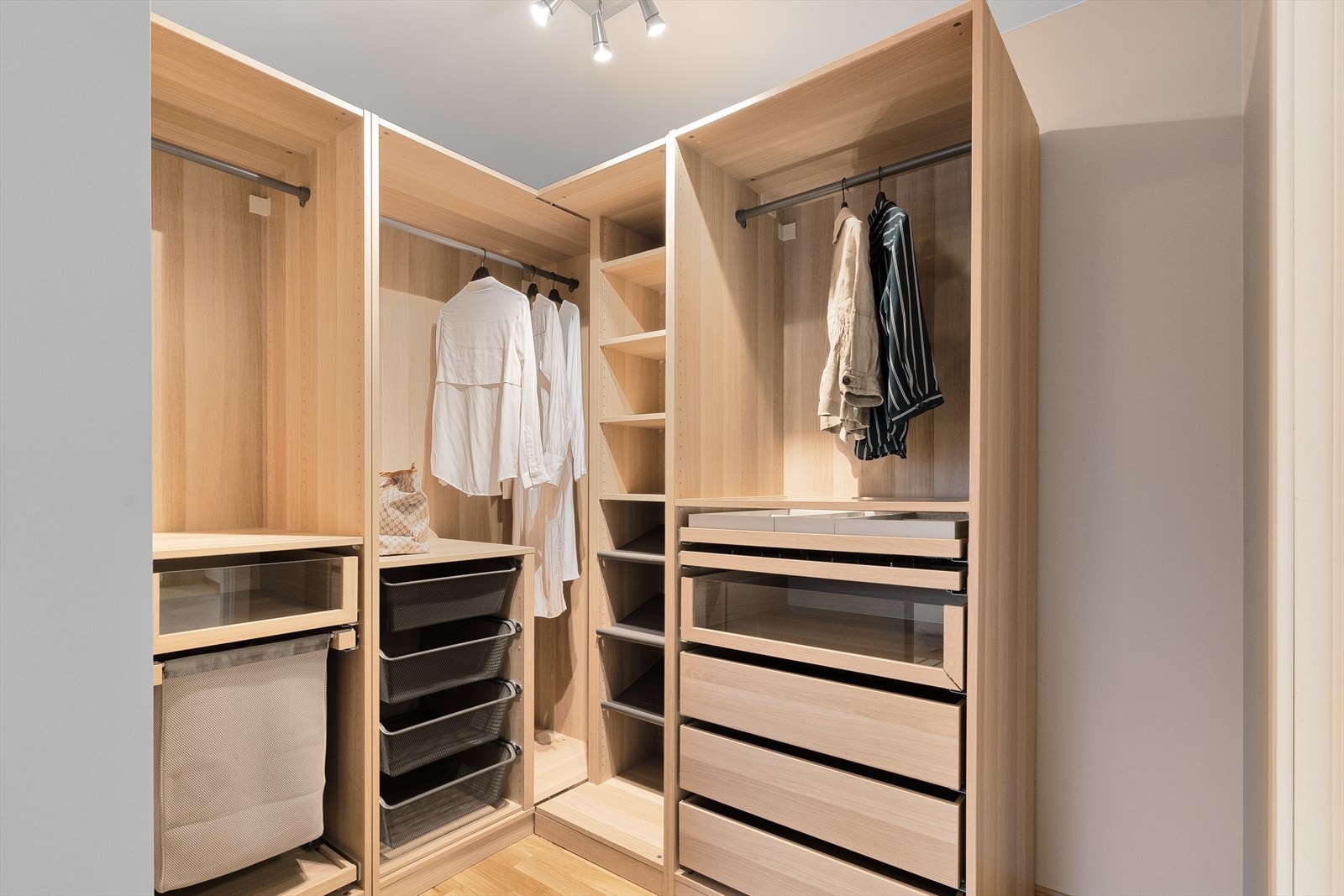 Garderoberom med innredning fra Pax. Galleribilde