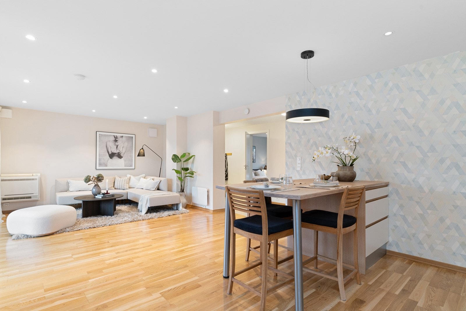 Downlights i taket og lampepunkt over øyløsning. Galleribilde